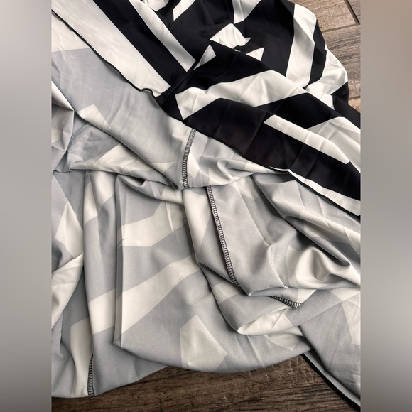 Plus Black and White Geo Print Flare Skirt Sz 5xl - Picture 6 of 7